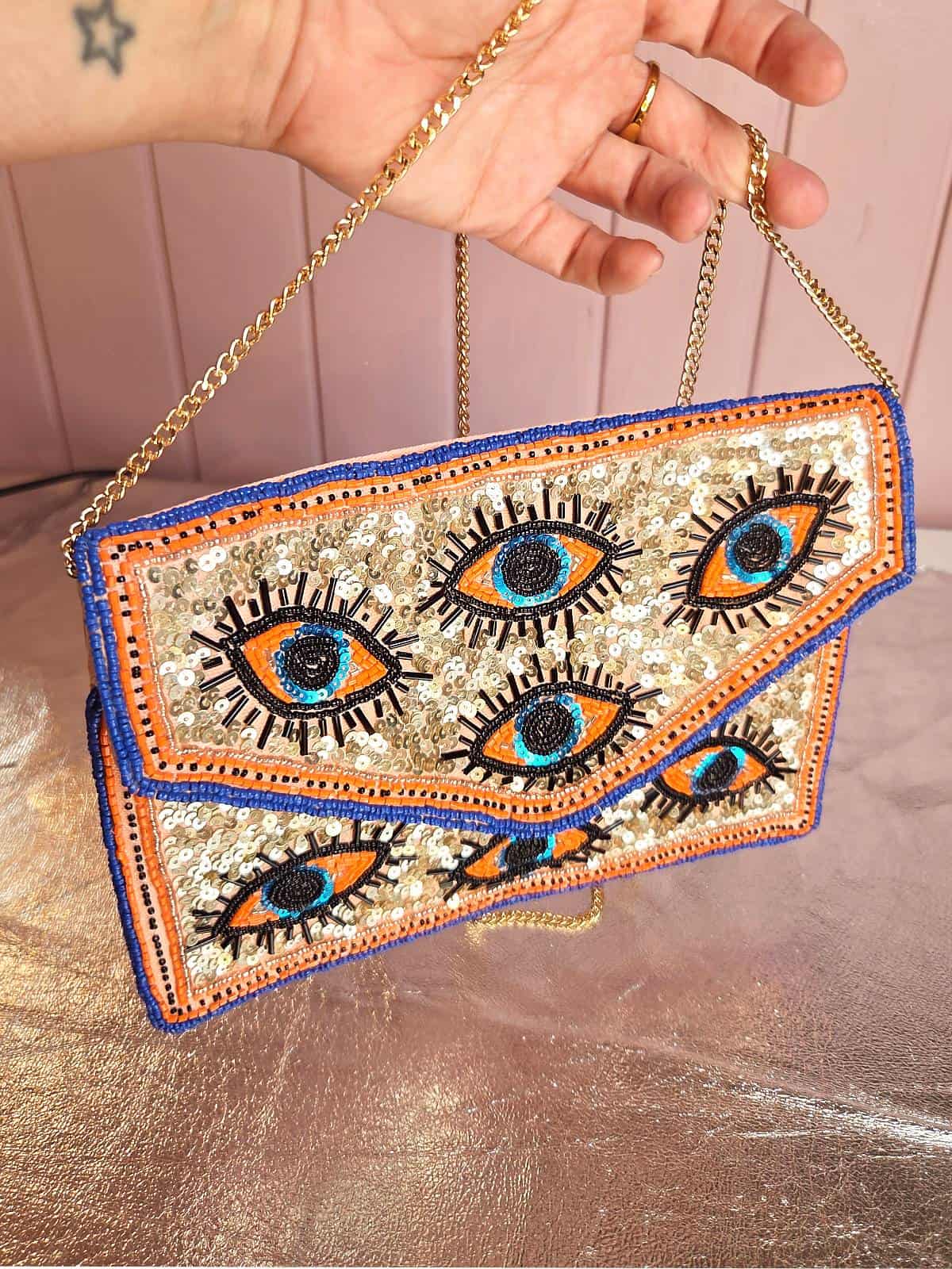 perleclutch med øjne - rosa og blå - holdt oppe