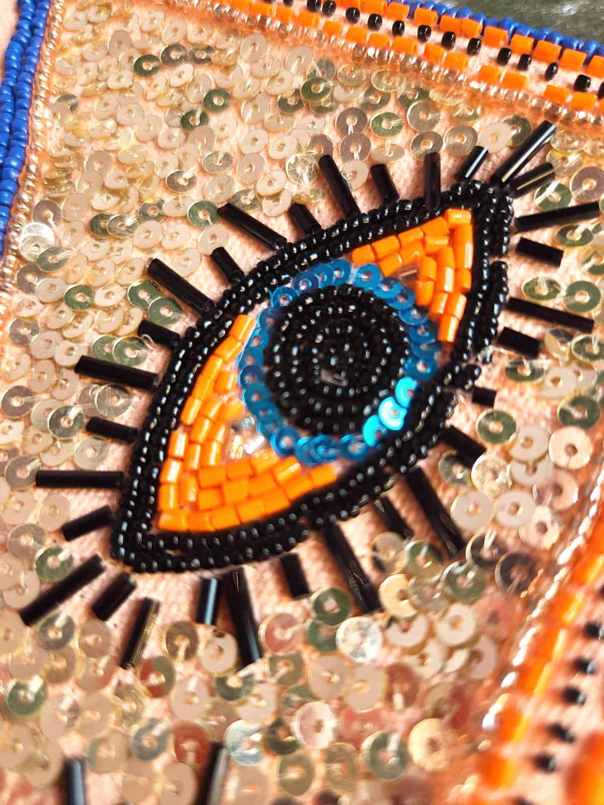 perleclutch med øjne - rosa og blå - detaljer