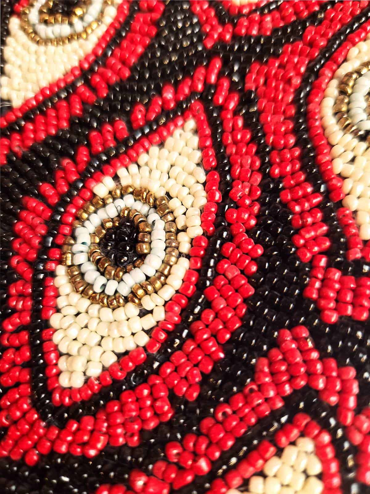 perleclutch med øjne - rød og sort - detaljer