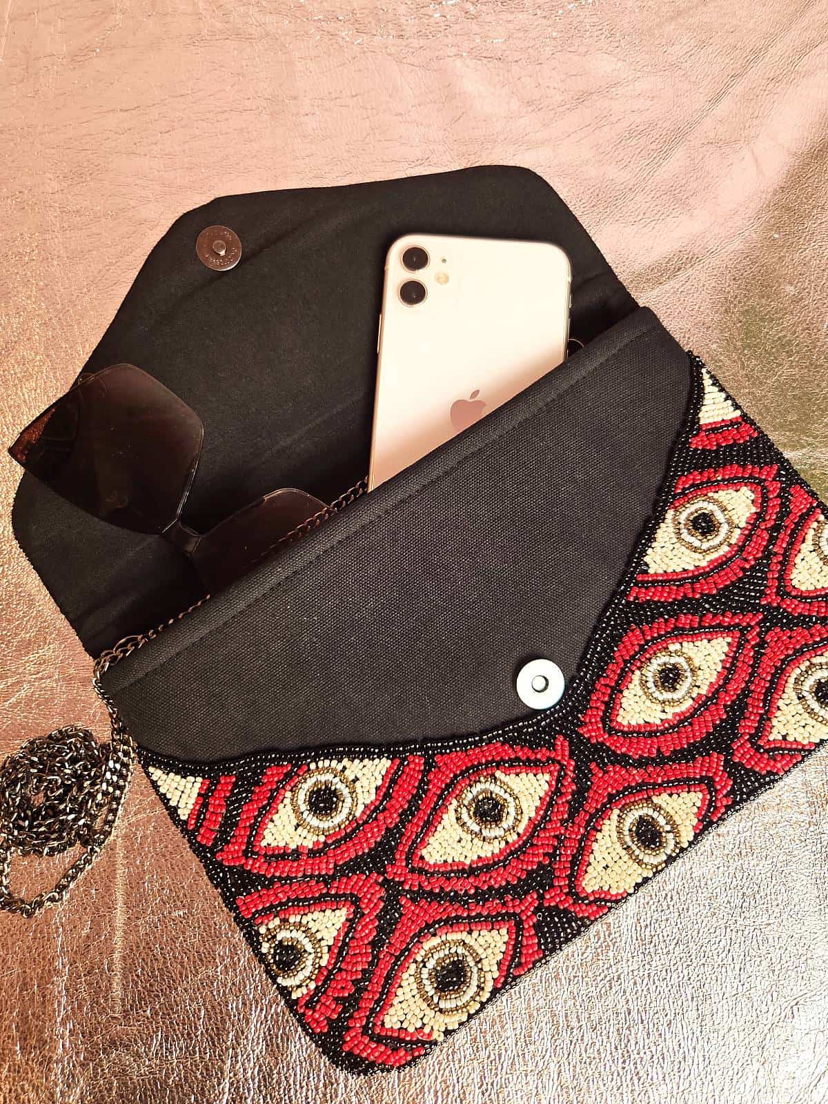 perleclutch med øjne - rød og sort - med indhold