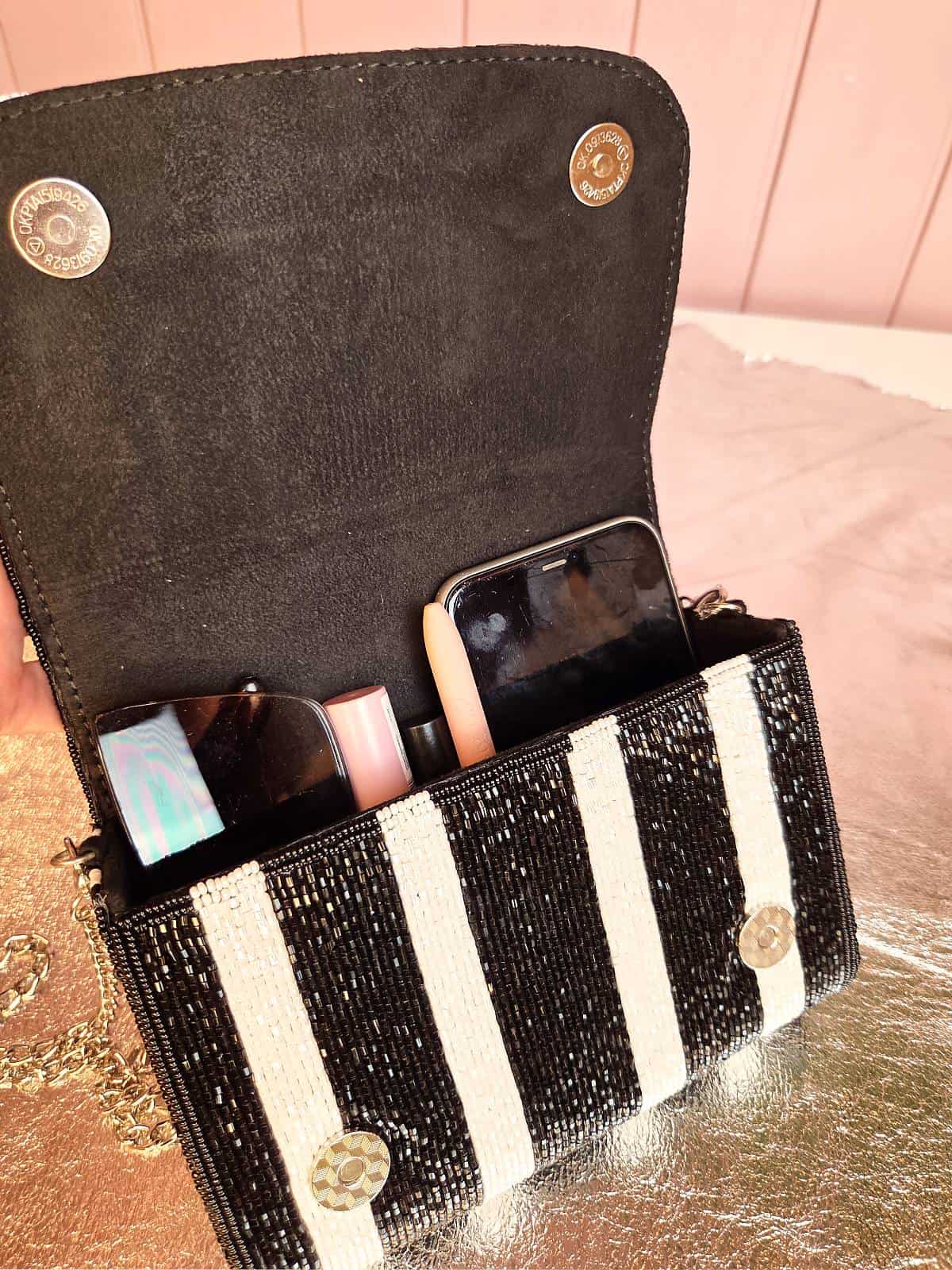 zebra perleclutch med indhold