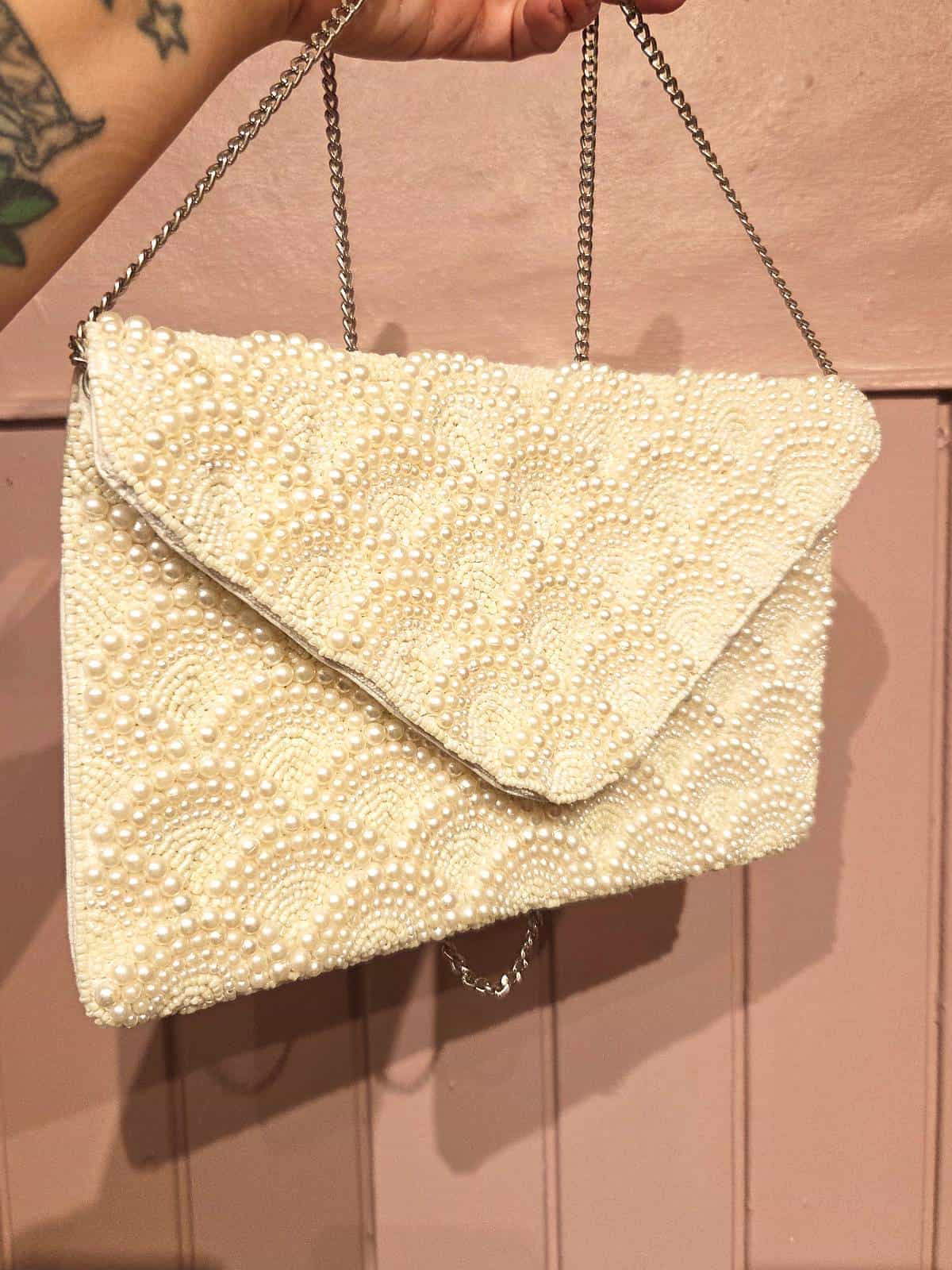 håndlavet clutch med perler hvid hængende i hånd