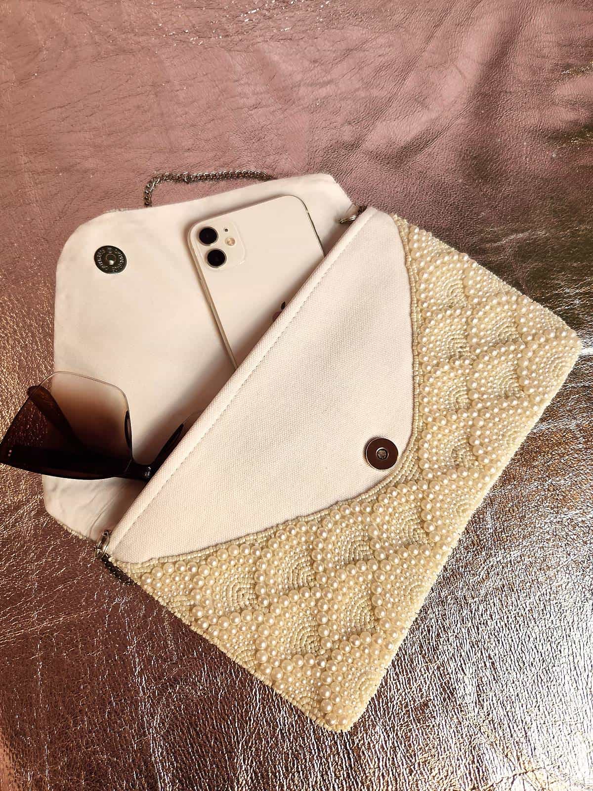 håndlavet clutch med perler hvid med indhold