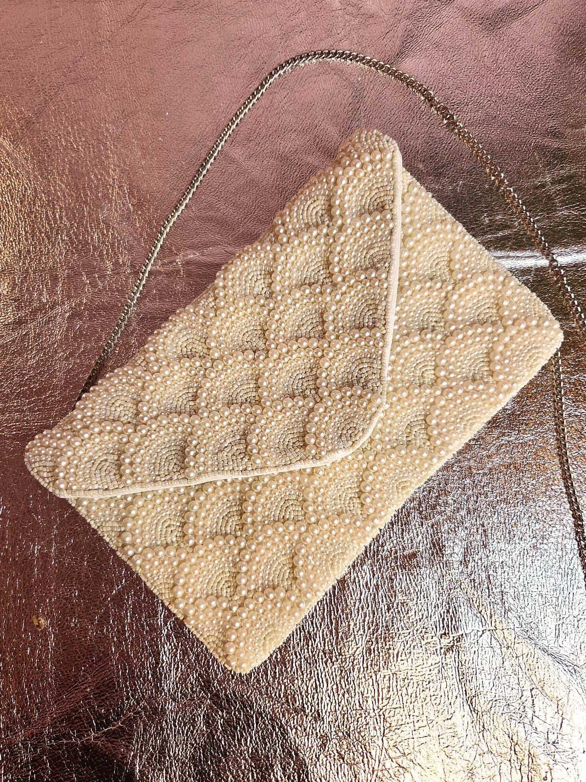 håndlavet clutch med perler hvid