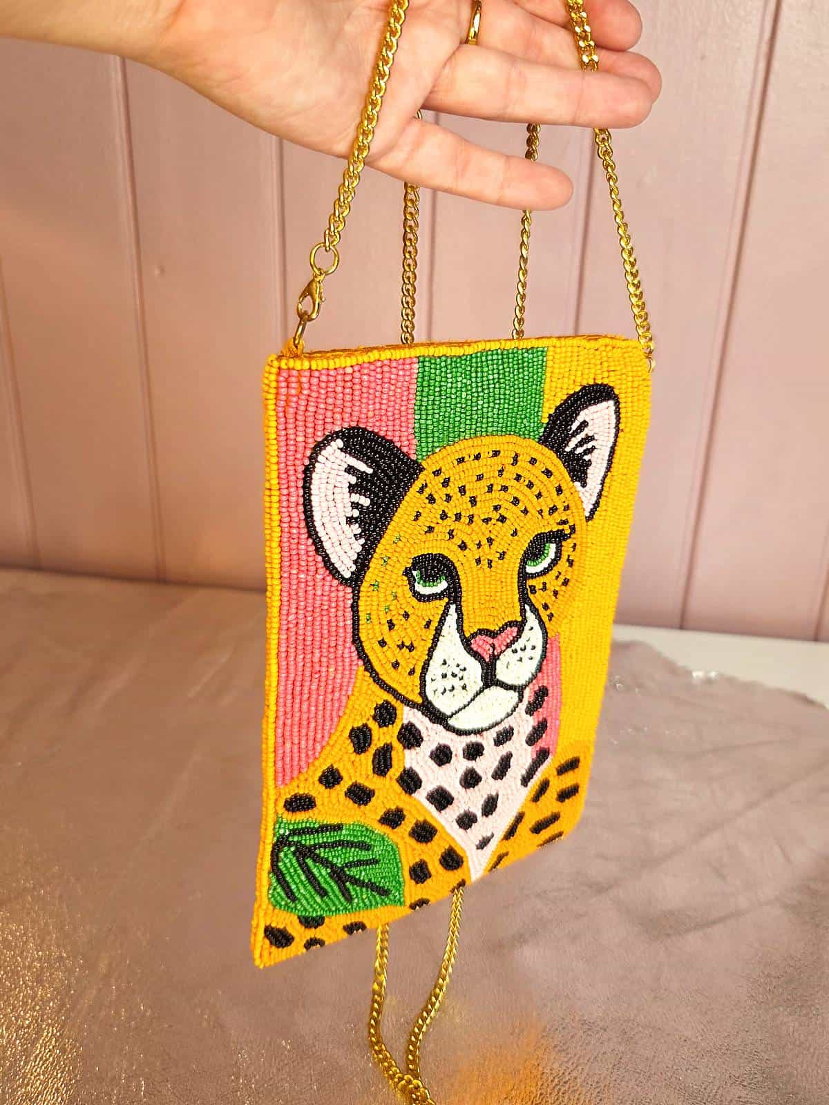 lille perletaske med leopard på - med rem horisontalt