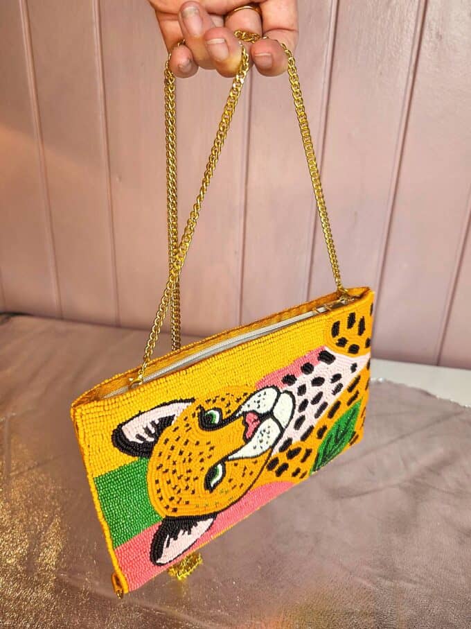 lille perletaske med leopard på - med rem vertikalt