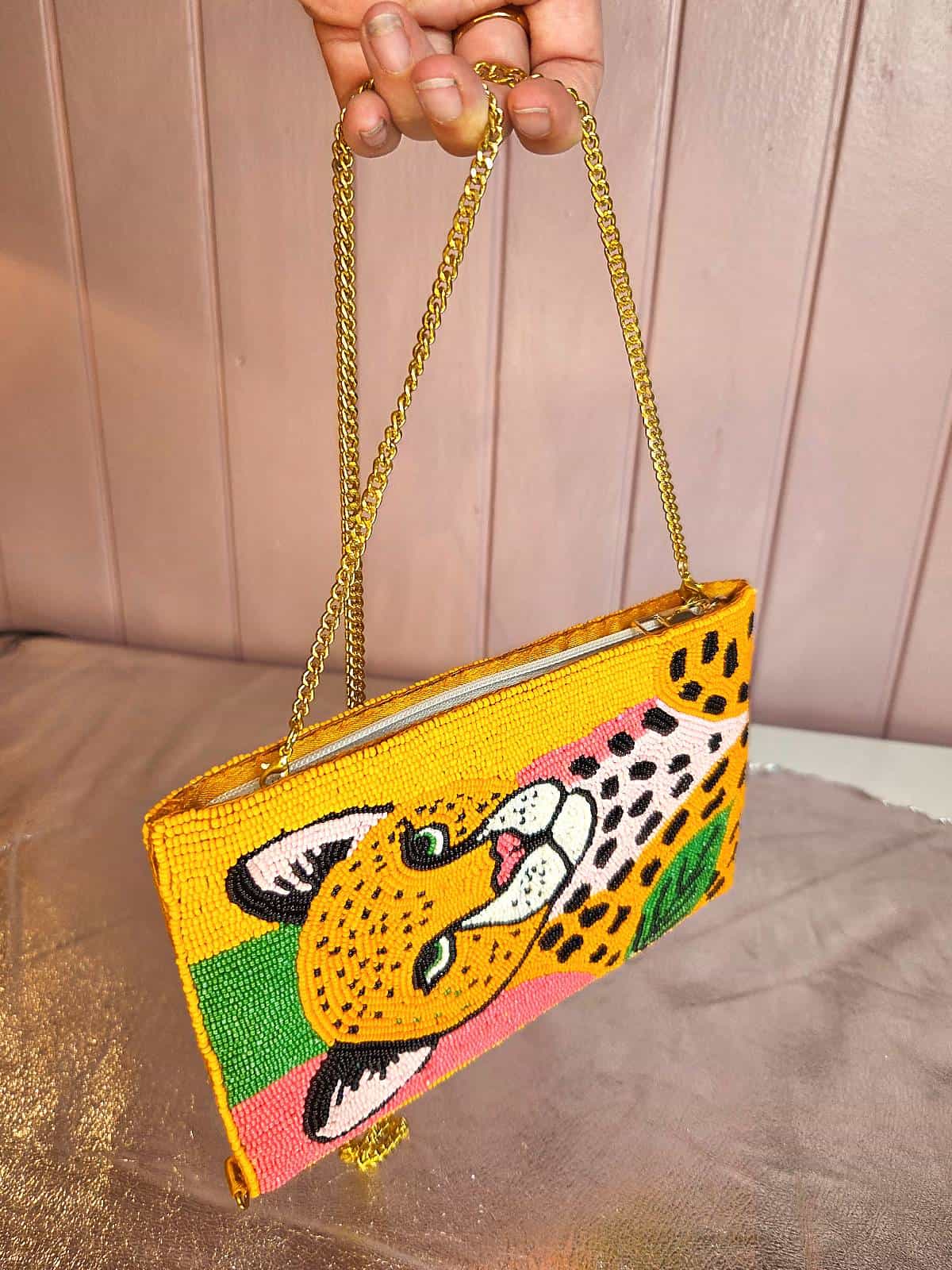 lille perletaske med leopard på - med rem vertikalt