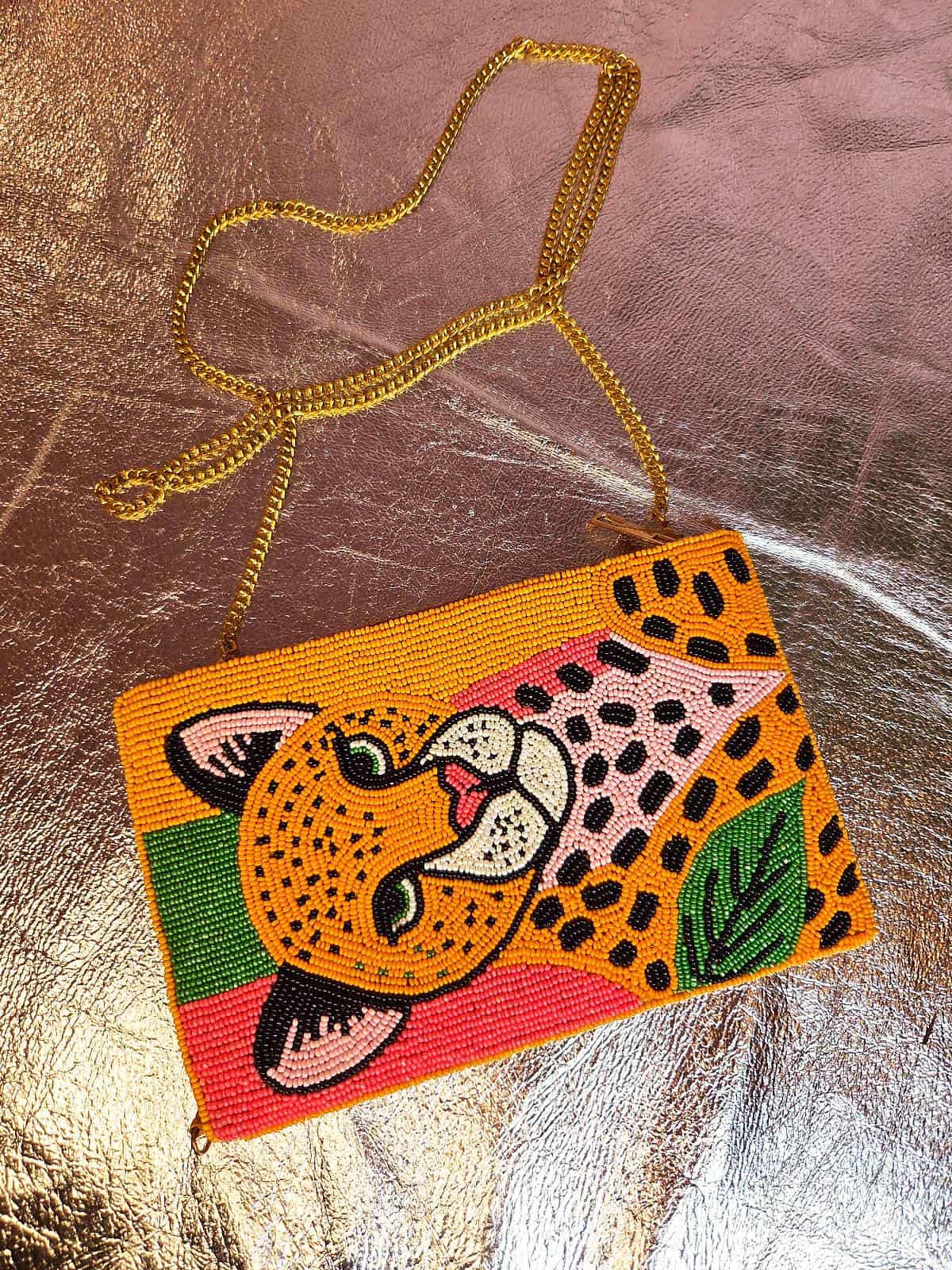 lille perletaske med leopard på