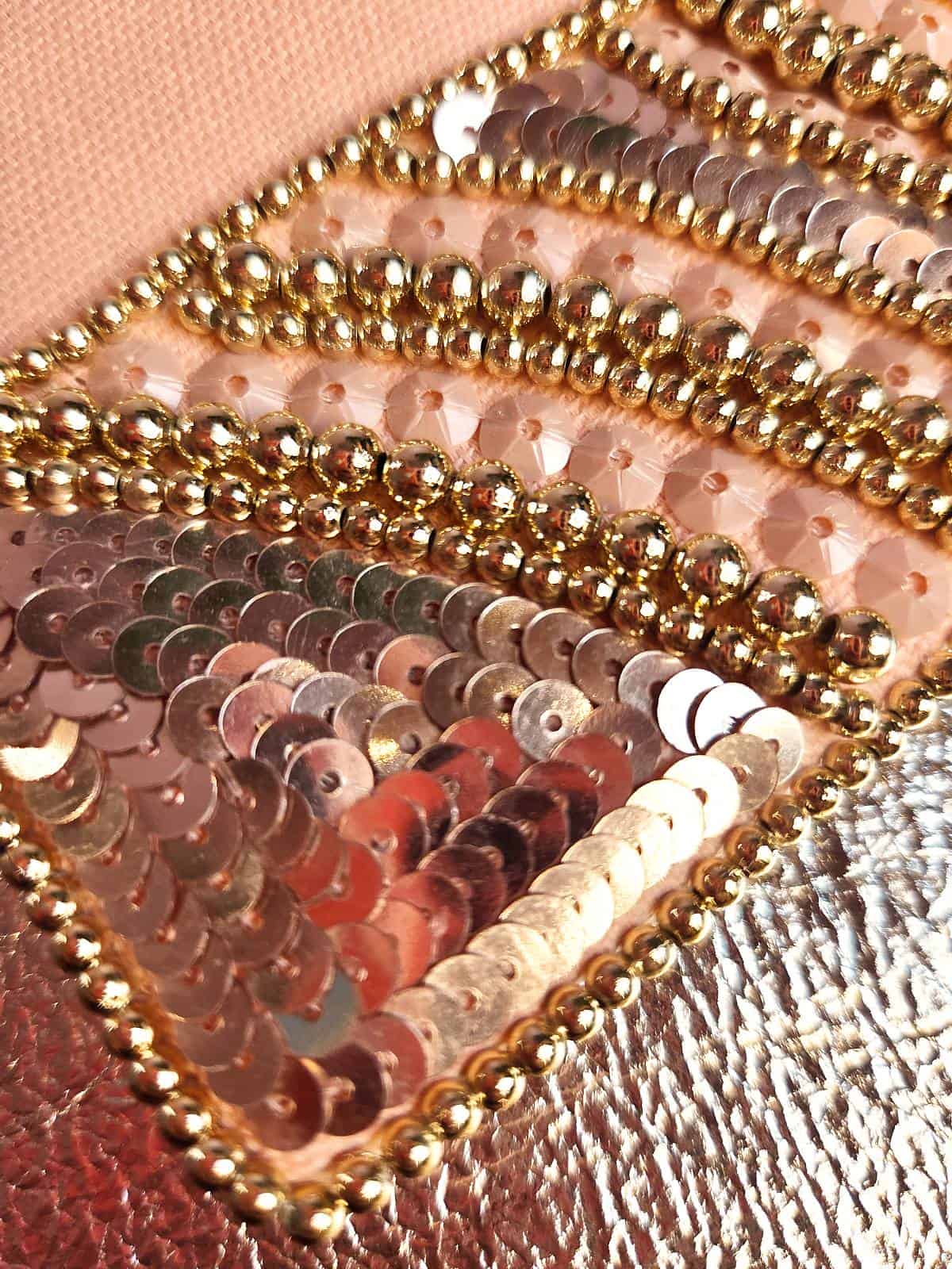 håndlavet clutch perletaske i rosa og guld- - detaljer