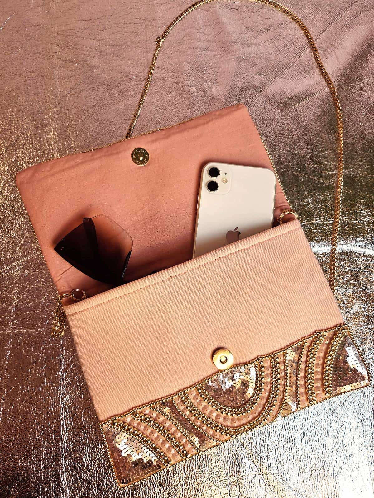 håndlavet clutch perletaske i rosa og guld med indhold