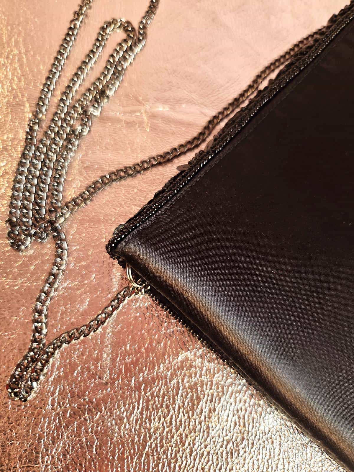 håndlavet clutch med perler sort - bagside