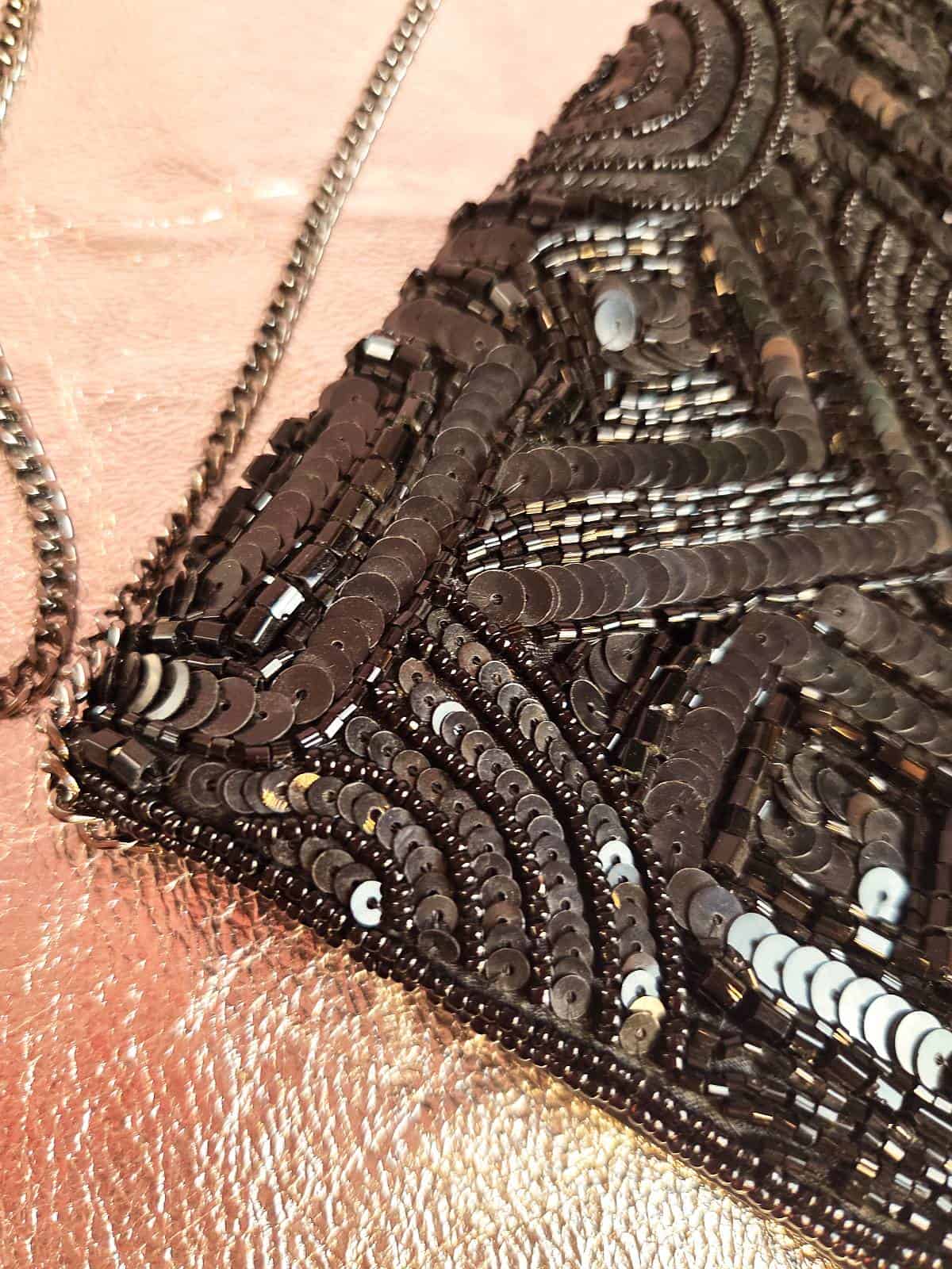 håndlavet clutch med perler sort - detaljer