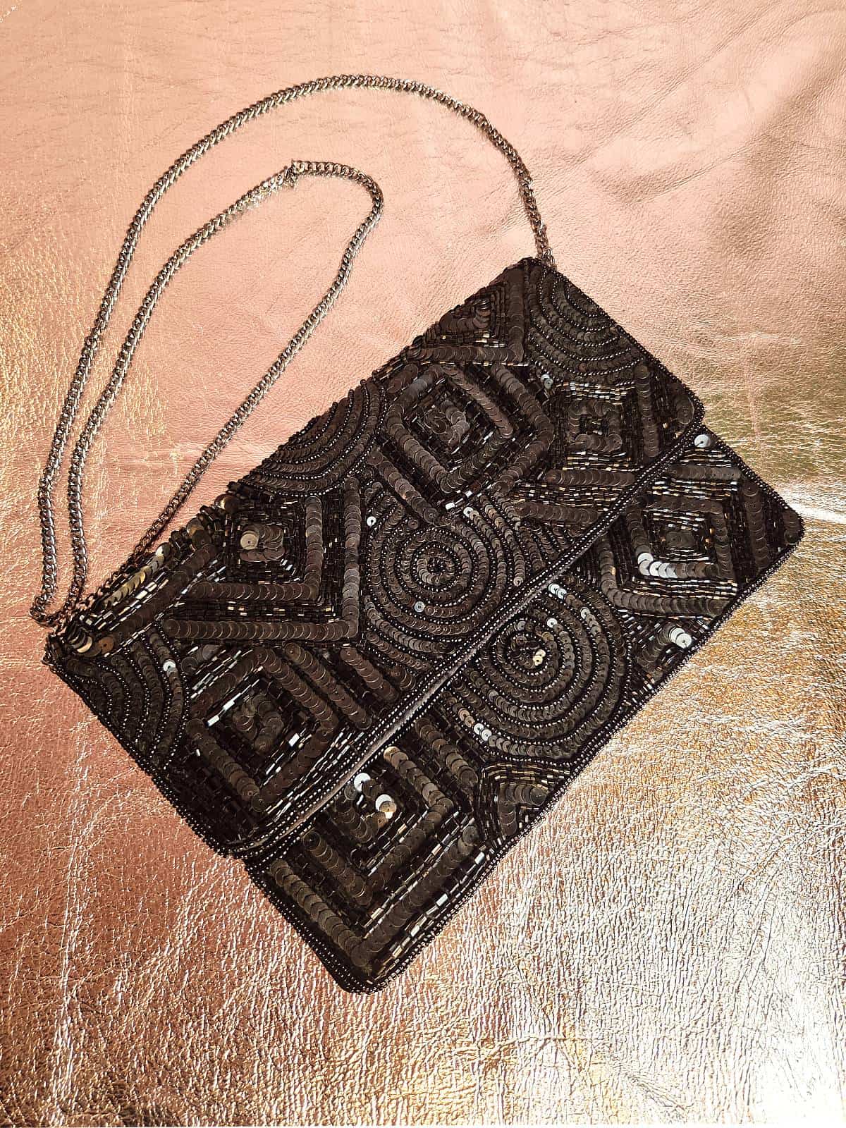 håndlavet clutch med perler sort