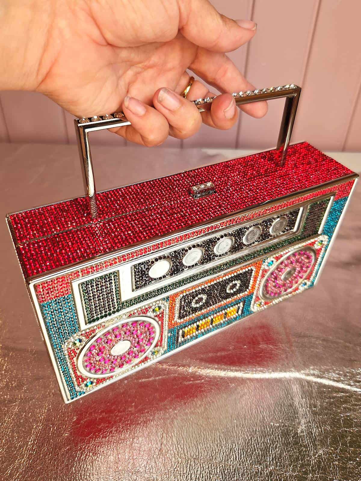 ghettoblaster clutch rød med similisten holdt oppe