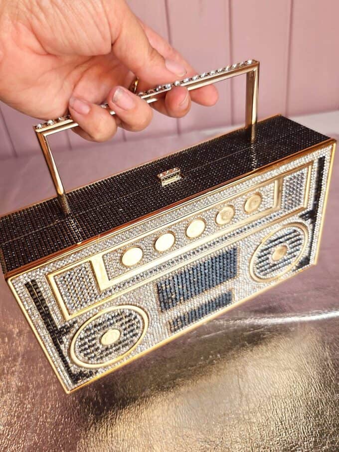 ghettoblaster clutch sort holdt i hånd