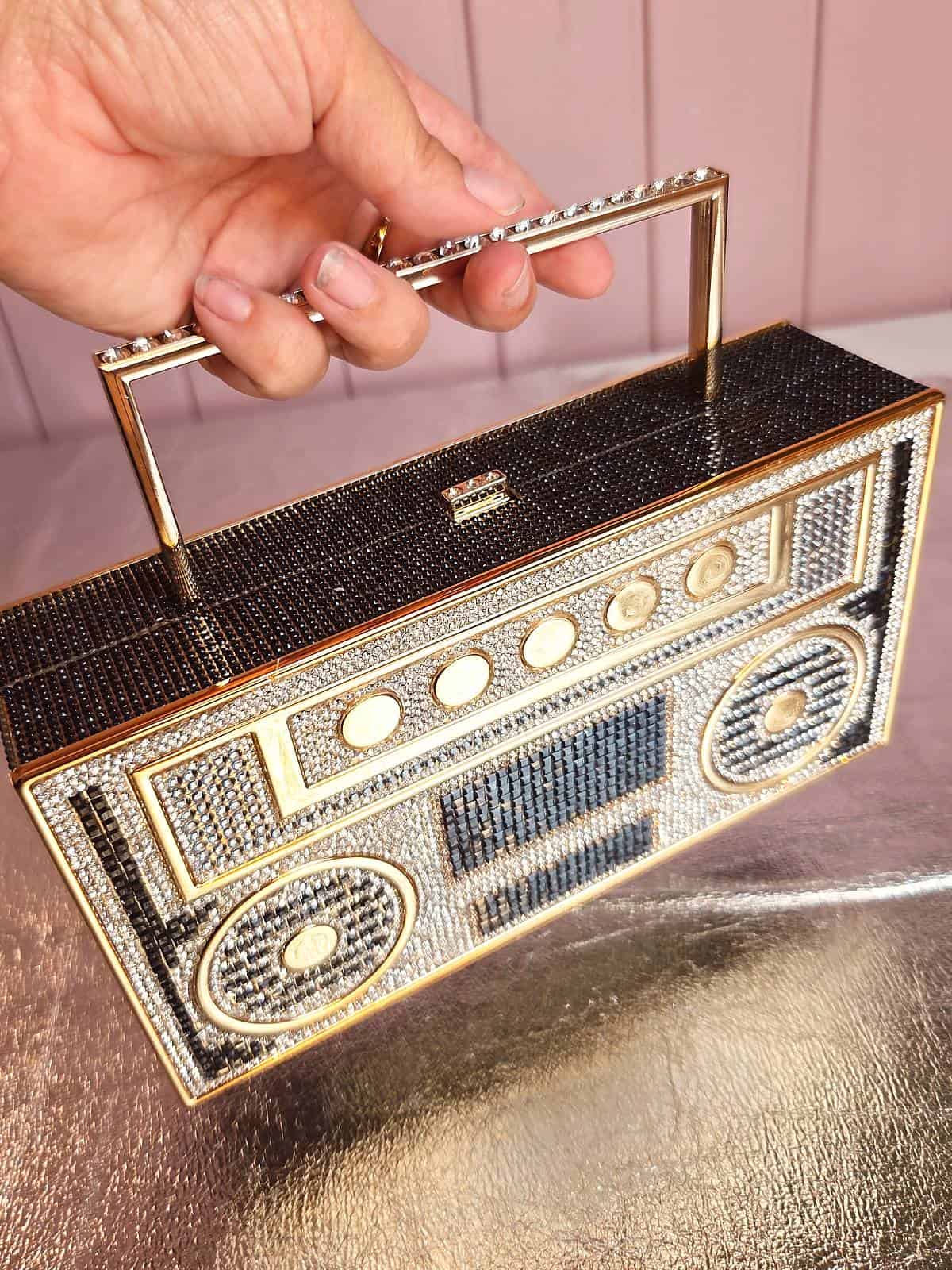 ghettoblaster clutch sort holdt i hånd