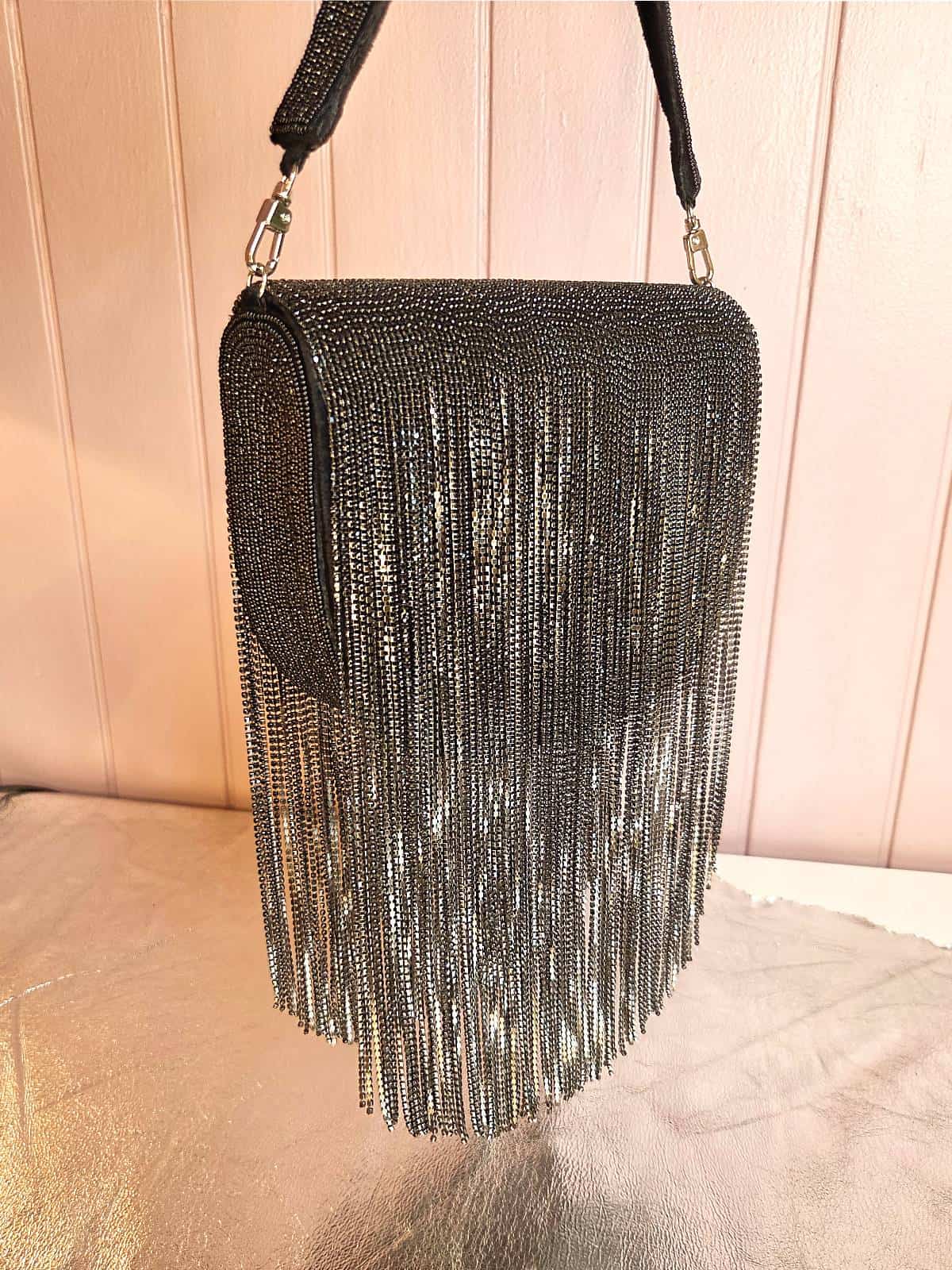 taske med lange sorte perlefrynser - forfra