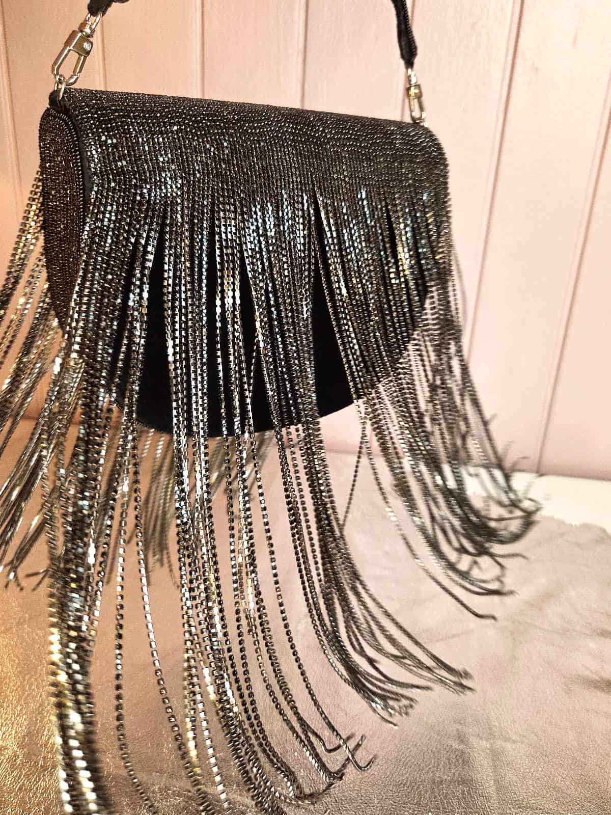 taske med lange sorte perlefrynser - i sving