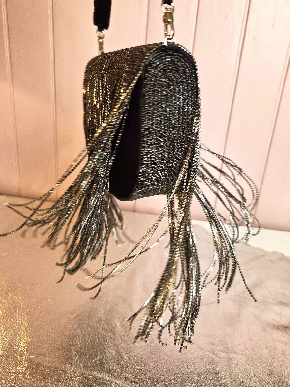 taske med lange sorte perlefrynser - i sving