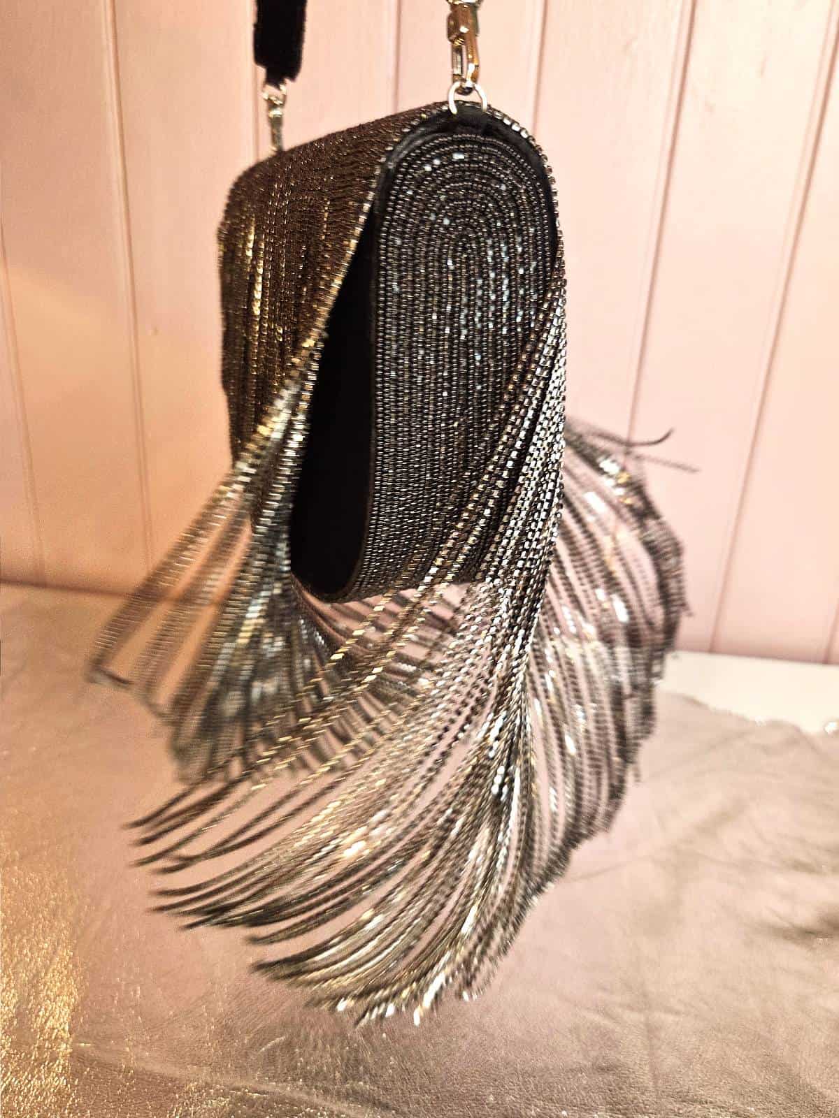 taske med lange sorte perlefrynser - i sving