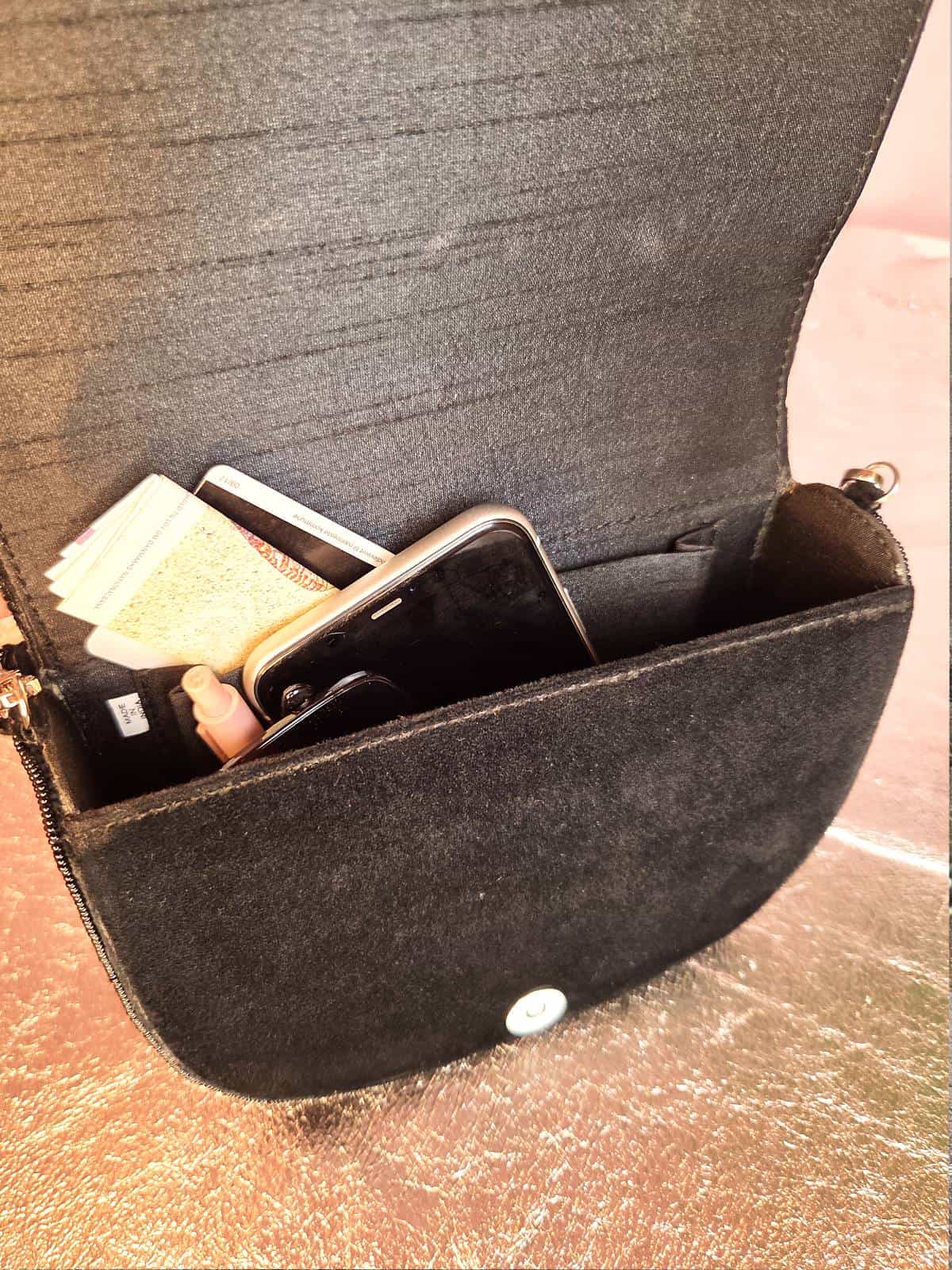 taske med lange sorte perlefrynser - med indhold