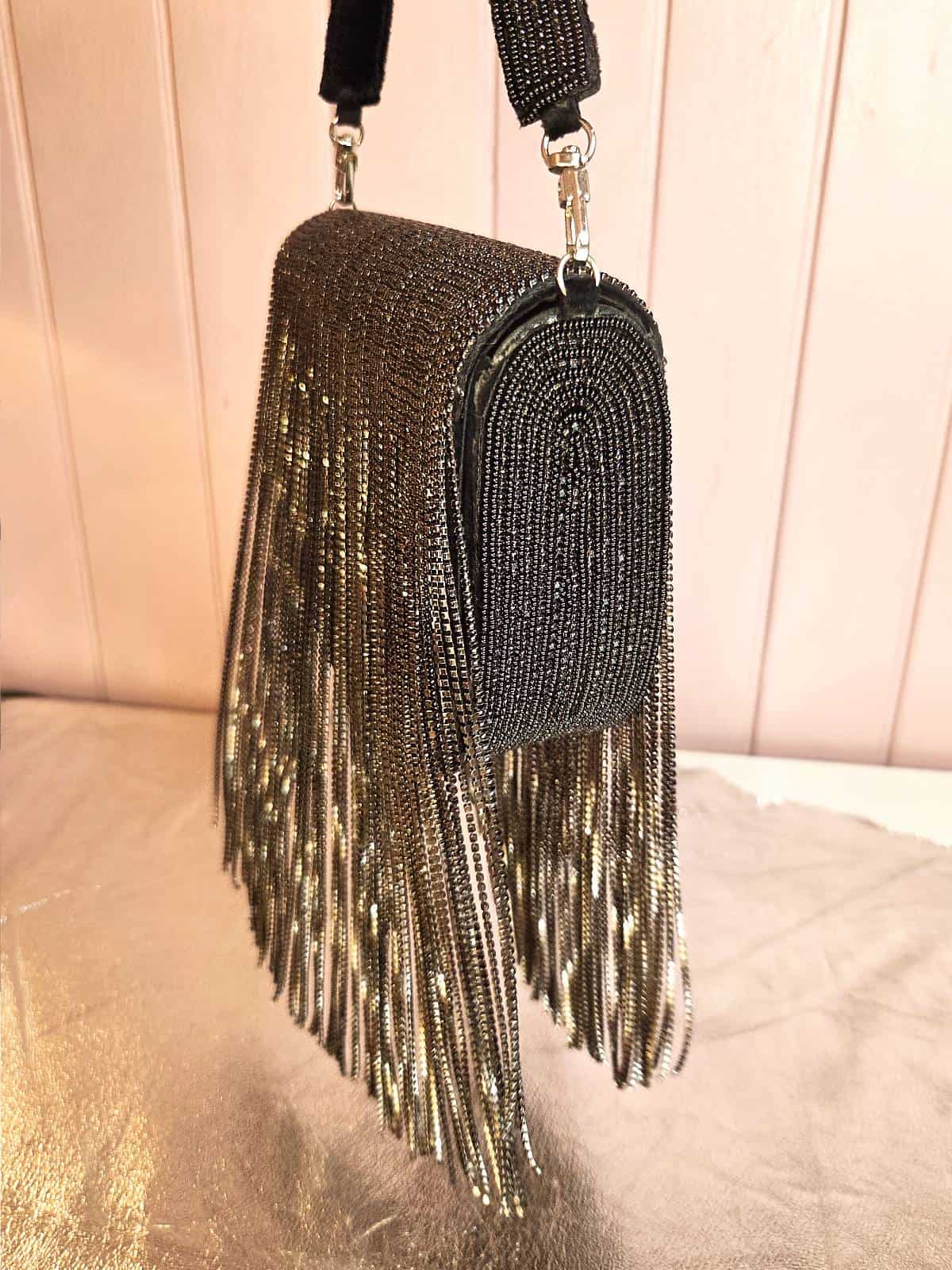 taske med lange sorte perlefrynser