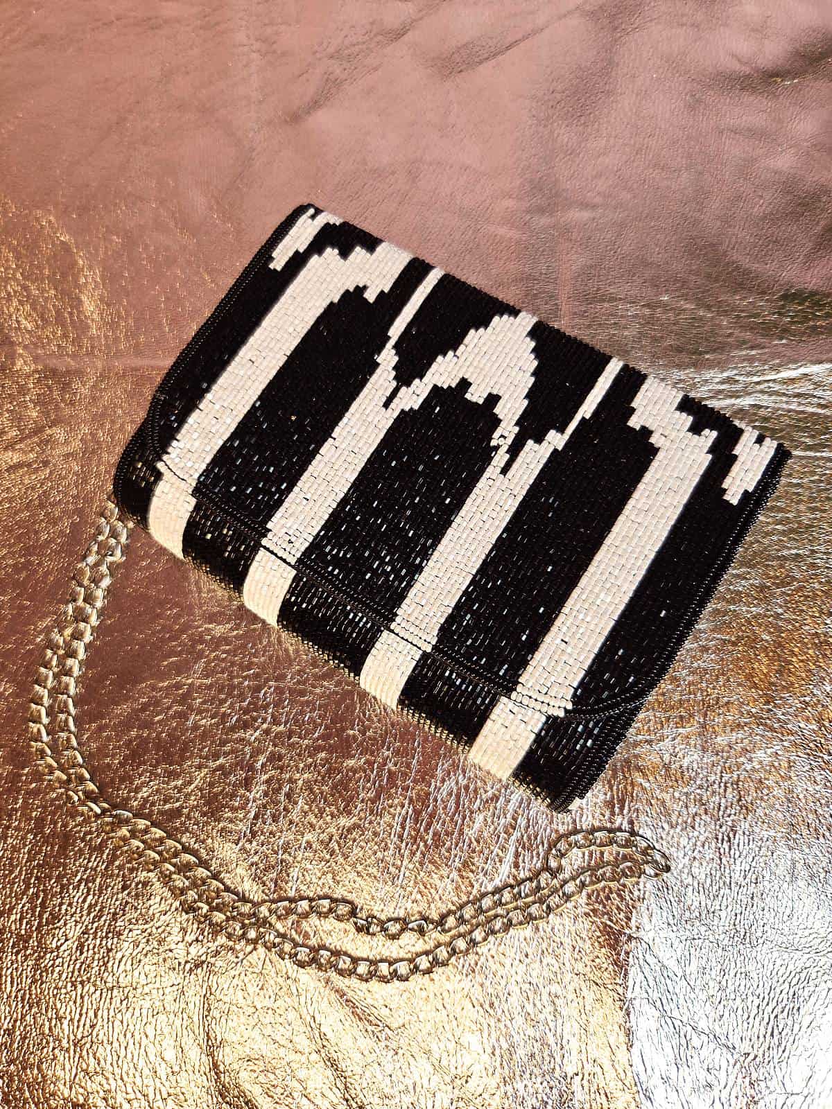 zebra perleclutch liggende på bord