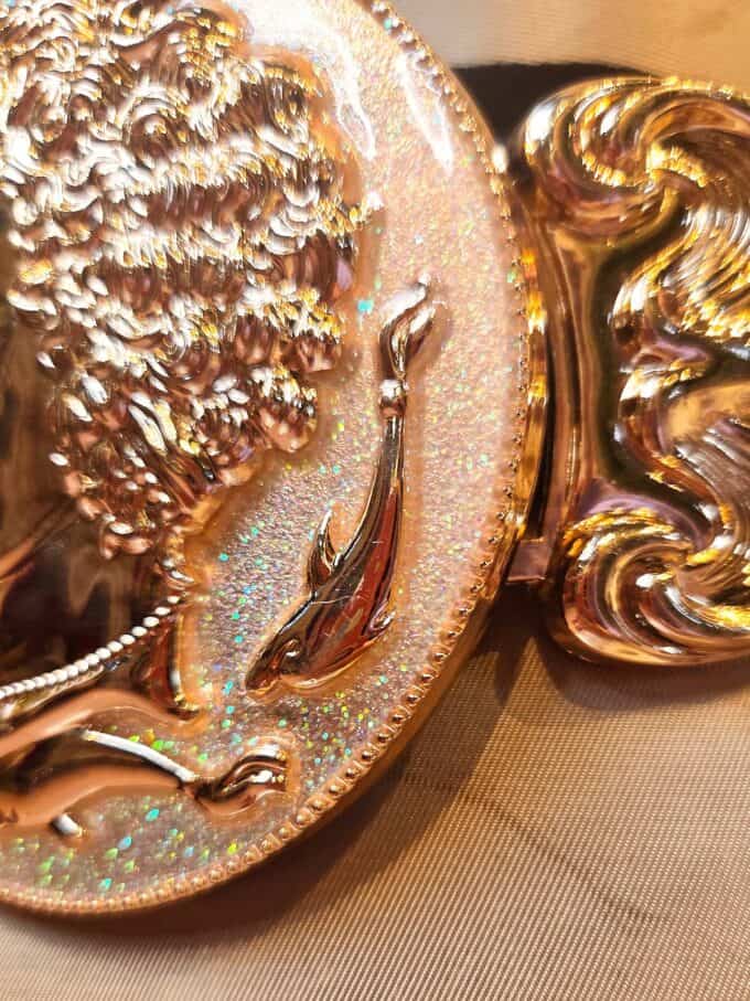 Bælte med spænde - delfin detaljer