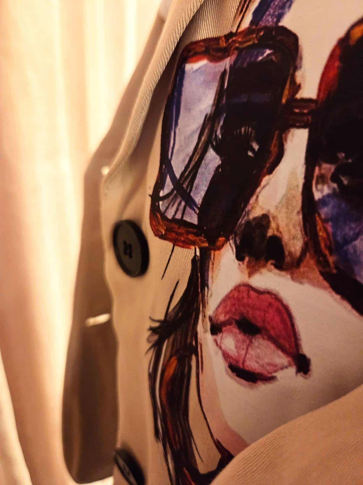 Jakke sandfarvet med print ansigter - detaljer 2