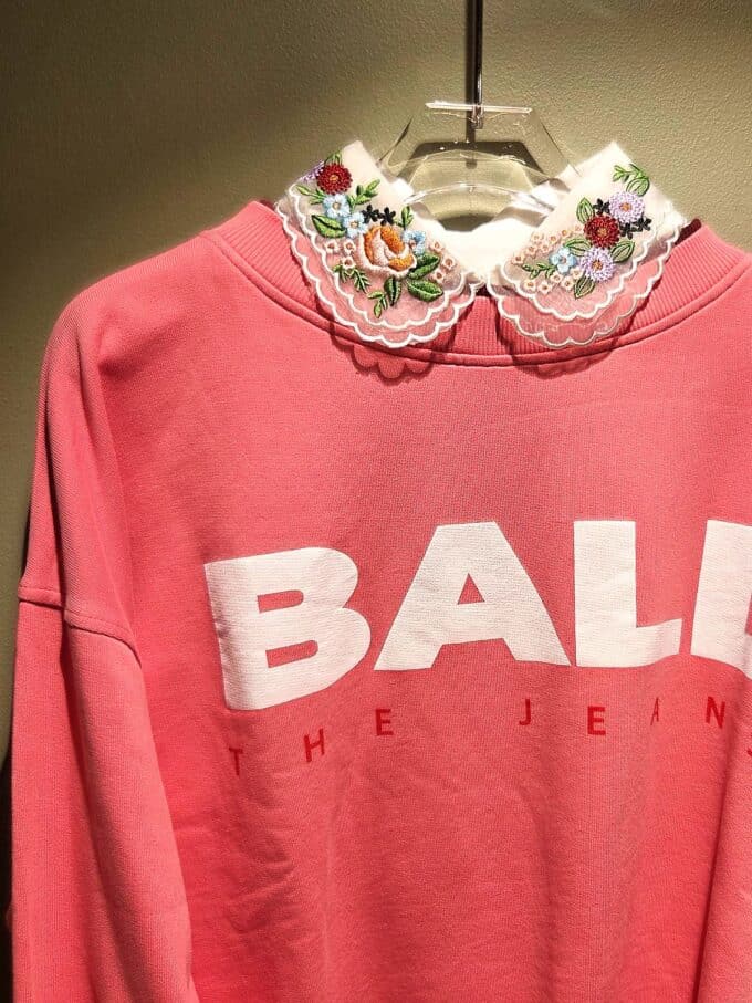 Krave hvid blomster - på sweater
