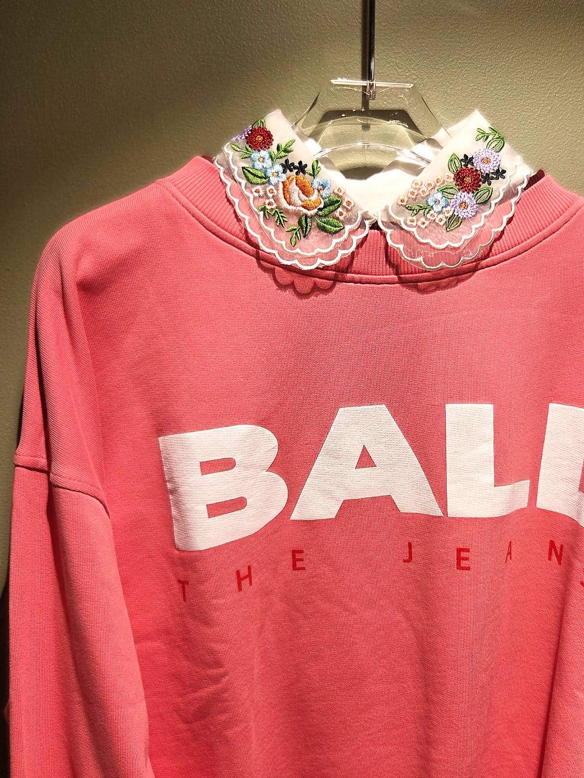 Krave hvid blomster - på sweater