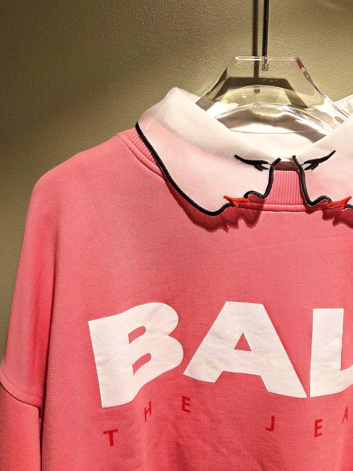 Krave hvide ansigter - på sweater