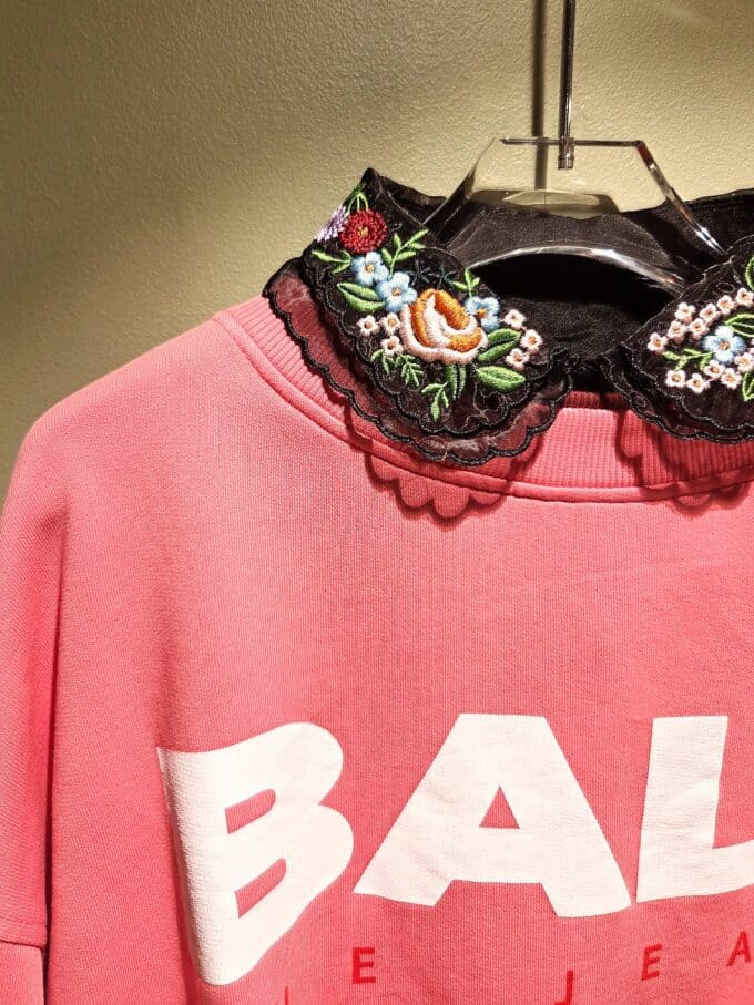 Krave sort blomster - på sweater