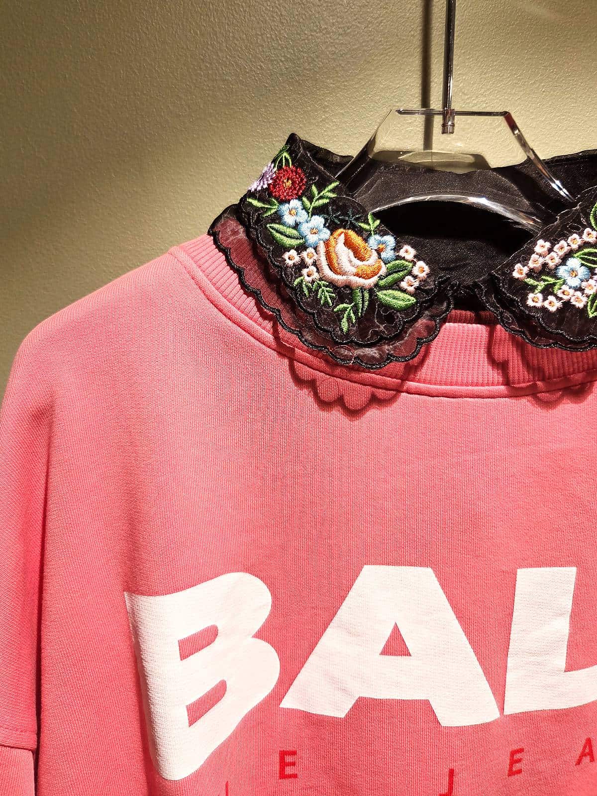 Krave sort blomster - på sweater