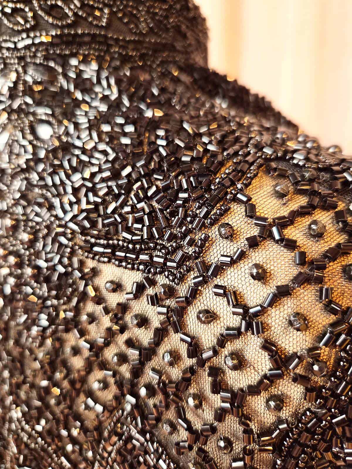 Perlekappe sort harlequin mesh - detaljer