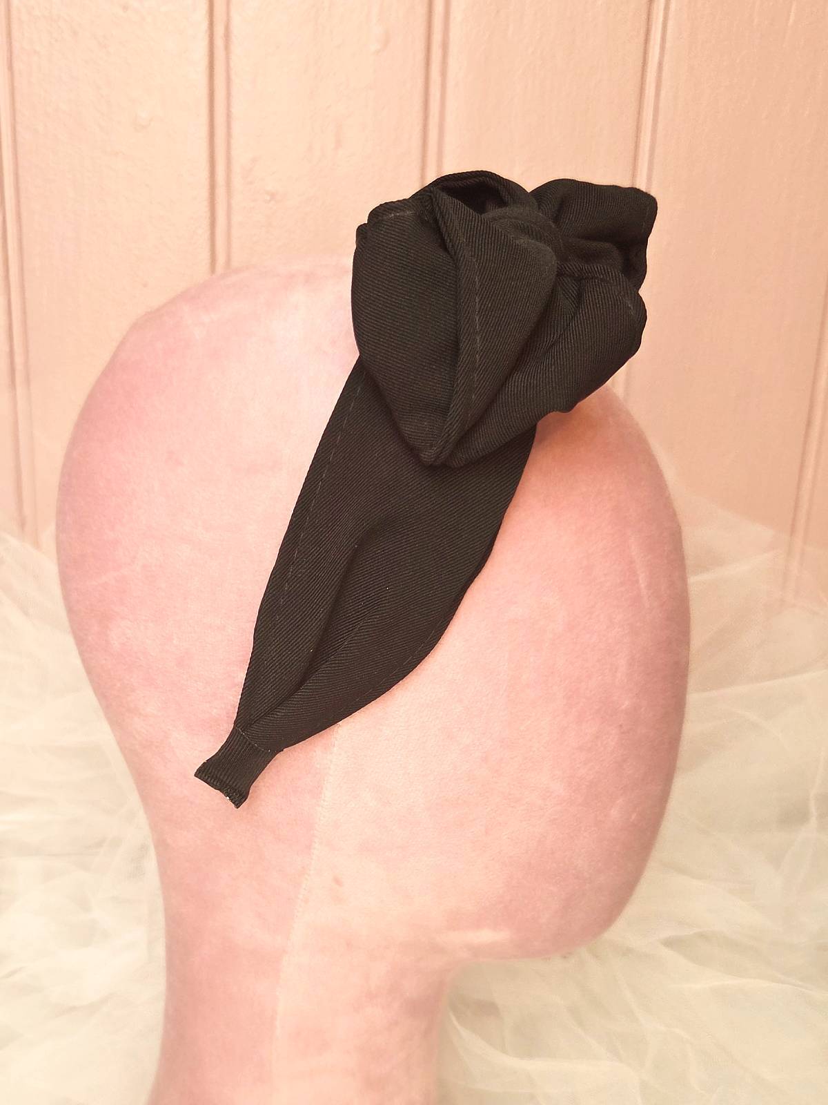 hårbøjle håndlavet sort med sidesløjfe - fra siden