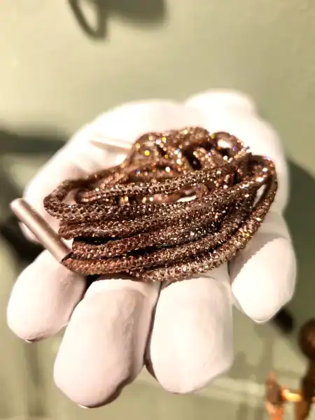 Elegant guldhalskæde med glitrende sten, perfekt til festlige anledninger.