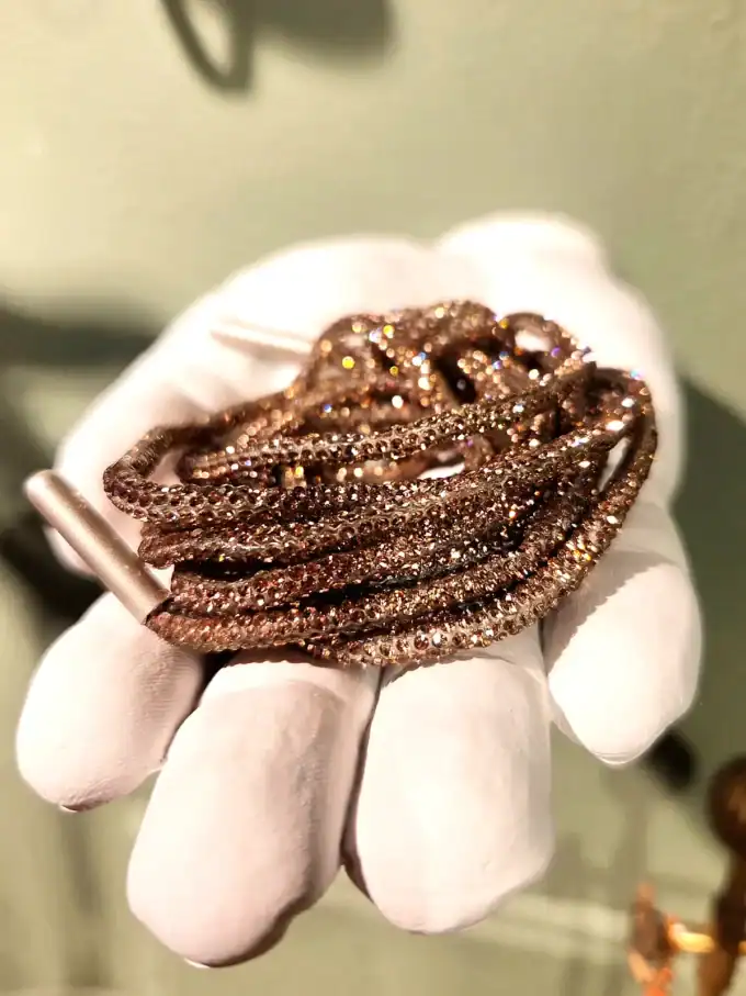 Elegant guldhalskæde med glitrende sten, perfekt til festlige anledninger.