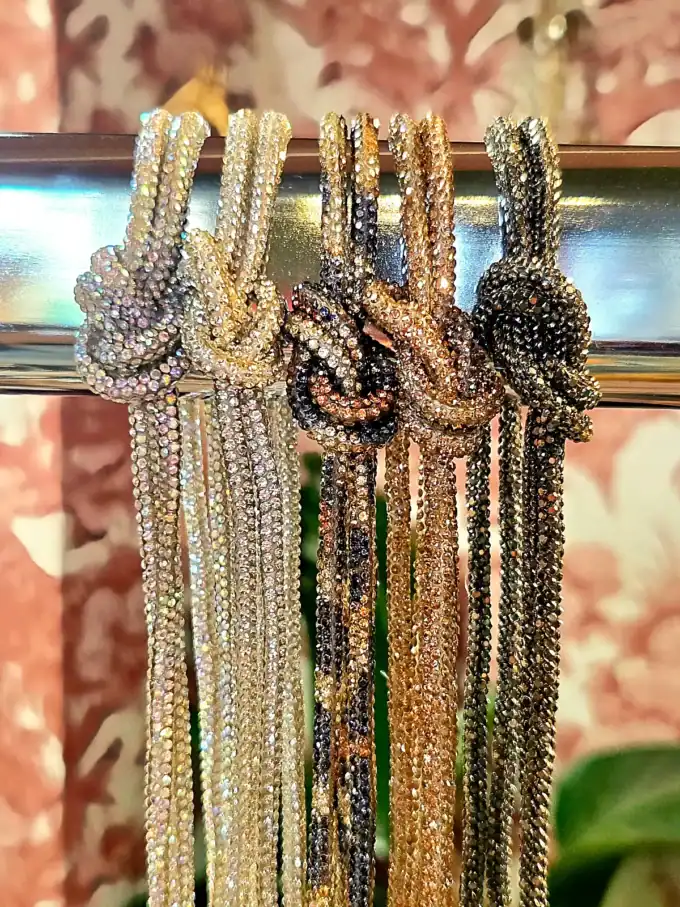 Diamantkæder i forskellige farver og stilarter, perfekte til accessories og styling.
