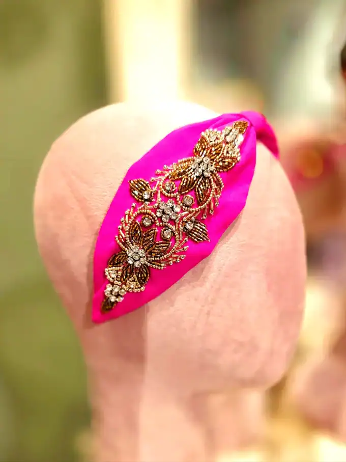 Håndlavet pink hårbøjle med guldperler til børn og voksne.
