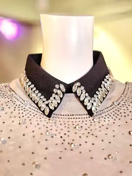 Hvid krave med glitrende similisten, perfekt til elegante outfits og festlige anledninger.