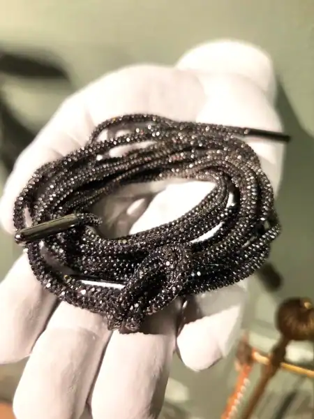 Elegant sort halskæde med glitrende sten til kvinder.