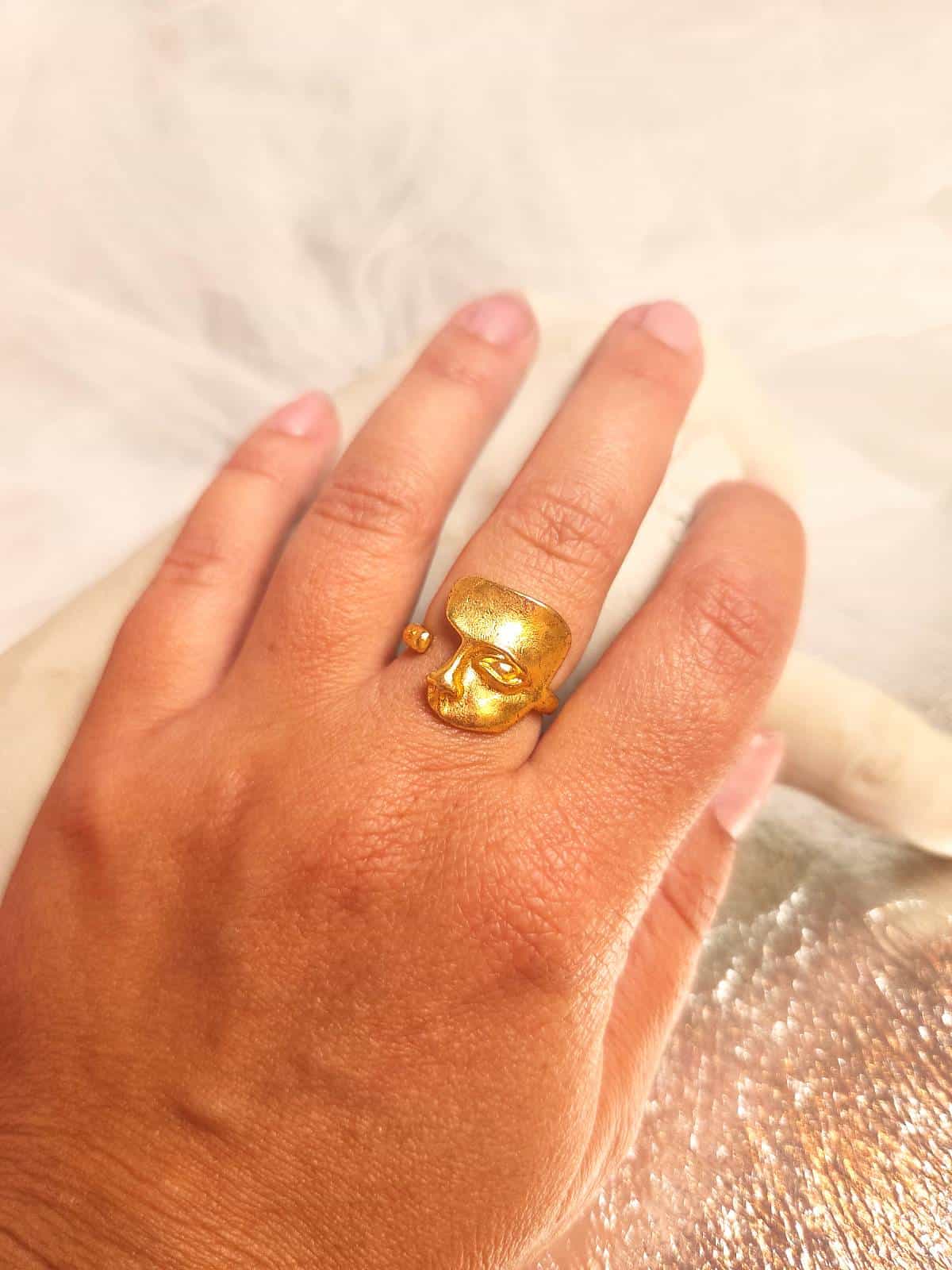 Ring ansigt guld - på hånd