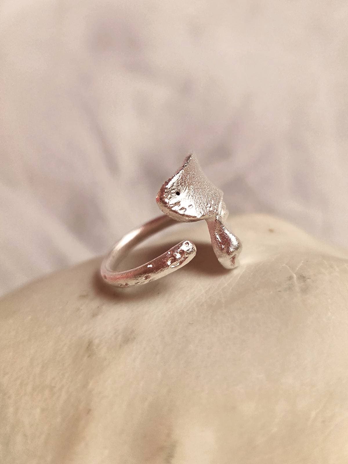 Ring ansigt sølv - fra siden