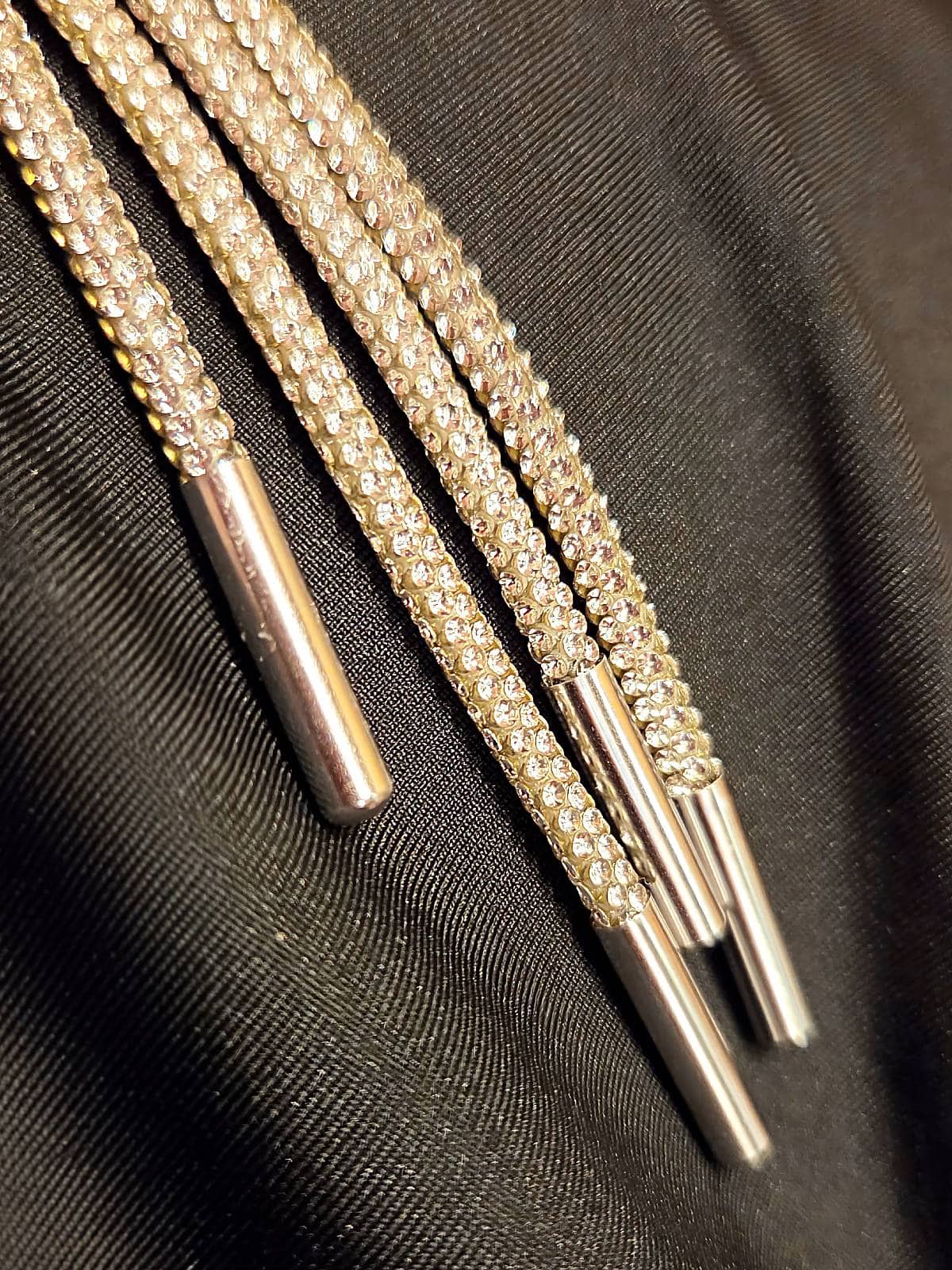 Snørebånd med sølv similisten detaljer