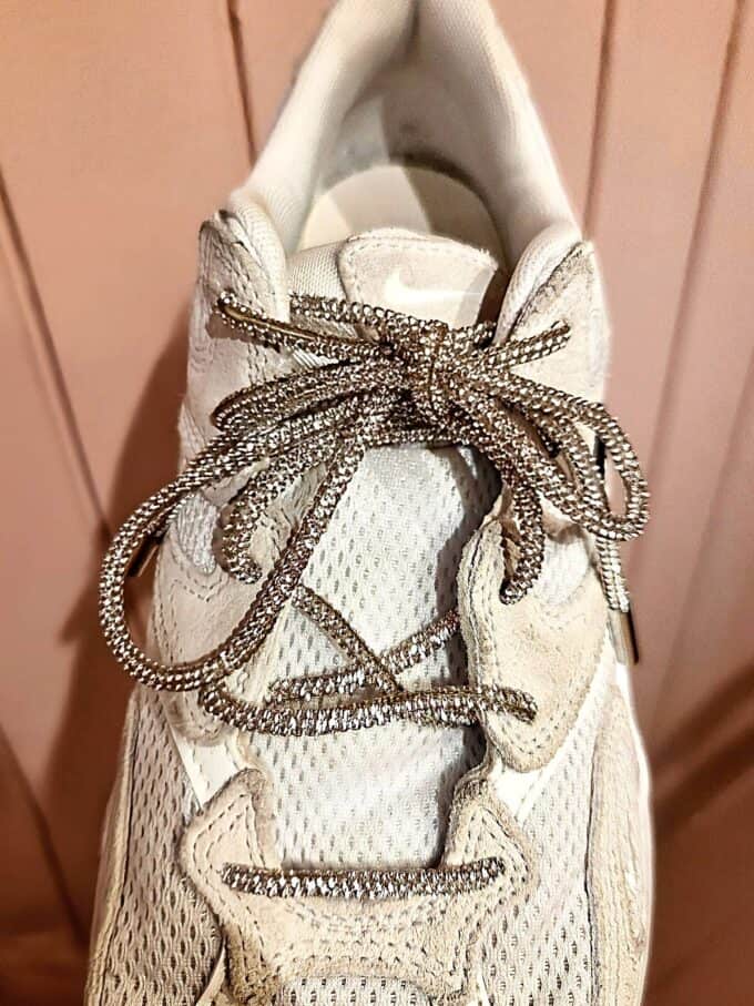 Snørebånd med similisten i sneaker front