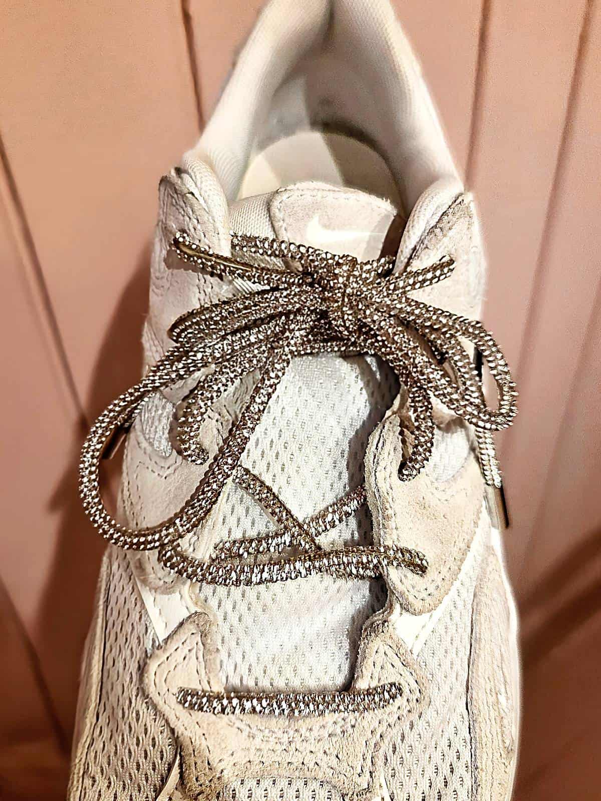 Snørebånd med similisten i sneaker front