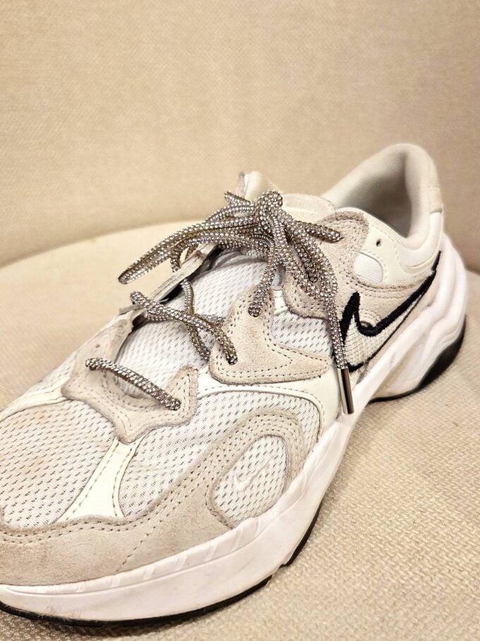 Snørebånd med similisten i sneaker forfra