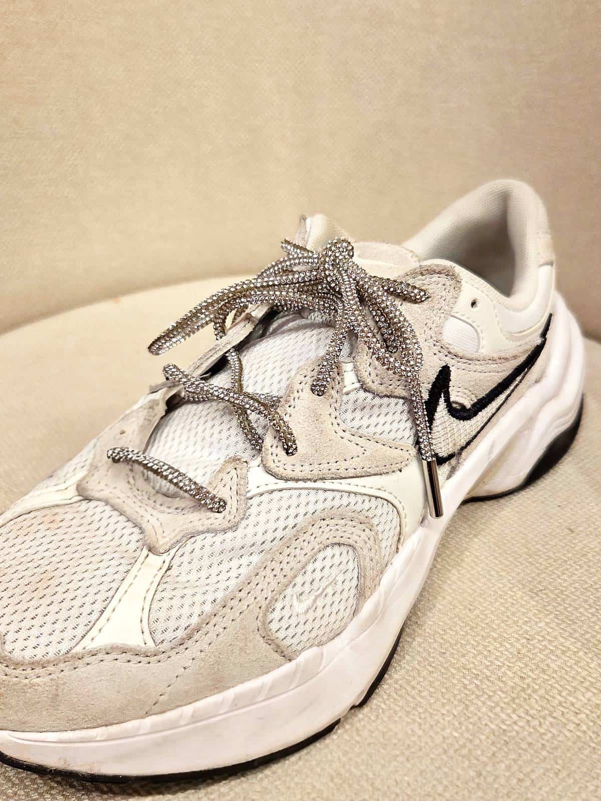 Snørebånd med similisten i sneaker forfra