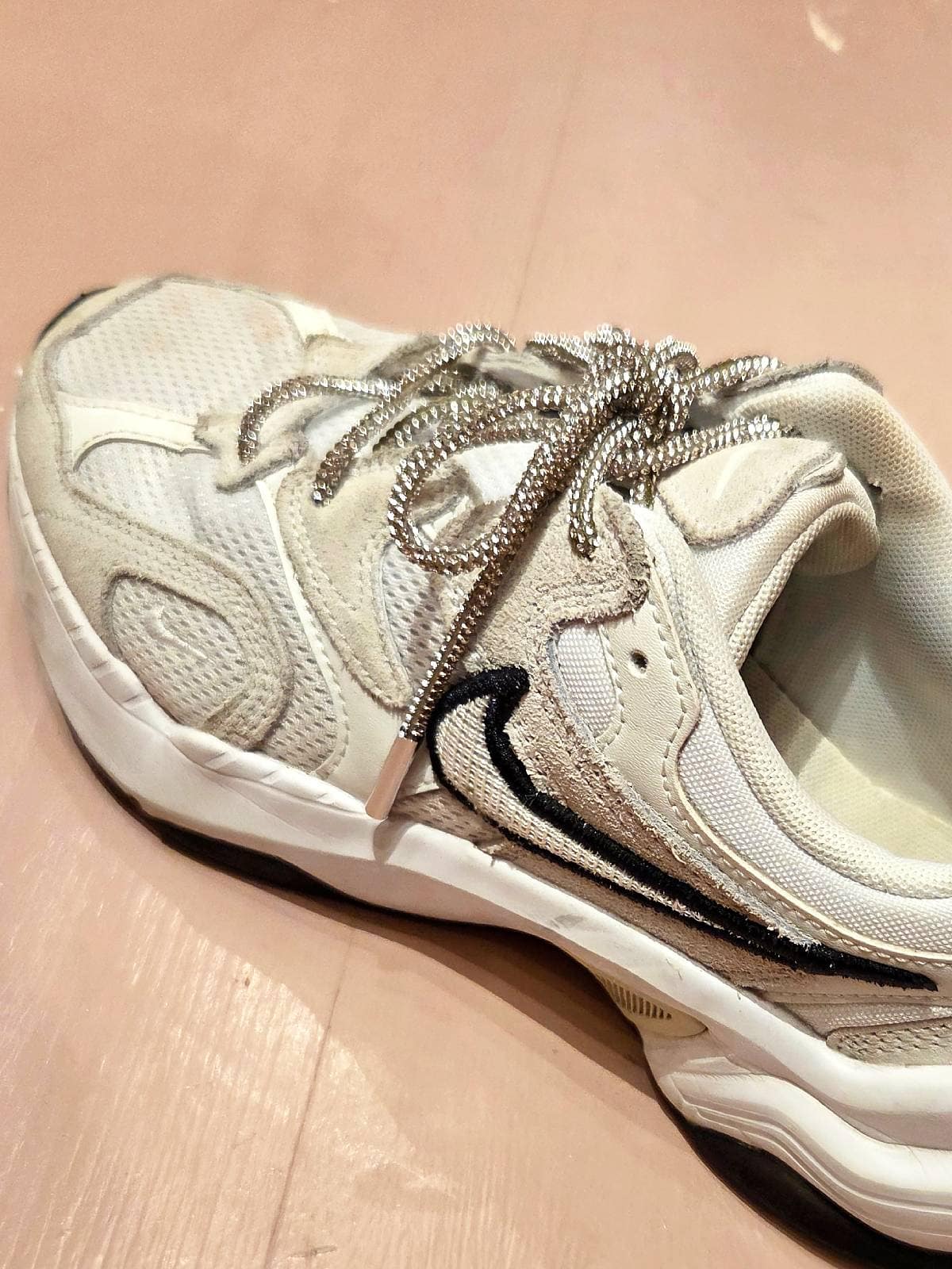 Snørebånd med similisten i sneaker bagfra